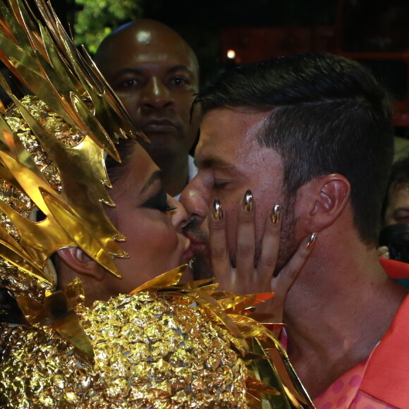 Juliana Paes, mulher de Carlos Eduardo Baptista, vai desfilar representando o Troféu Abacaxi no desfile da Grande Rio