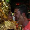 Juliana Paes beijou o marido, Carlos Eduardo Baptista, na concentração da Grande Rio