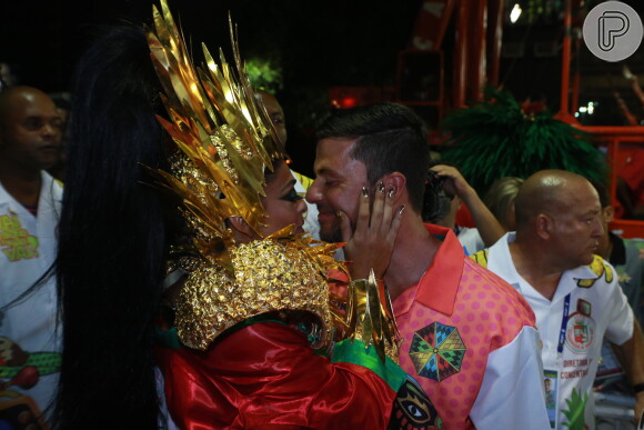 Juliana Paes beijou o marido, Carlos Eduardo Baptista, na concentração da Grande Rio