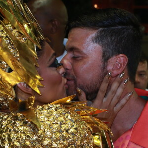 Juliana Paes beijou o marido, Carlos Eduardo Baptista, na concentração da Grande Rio, nesta segunda-feira, 12 de fevereiro de 2018