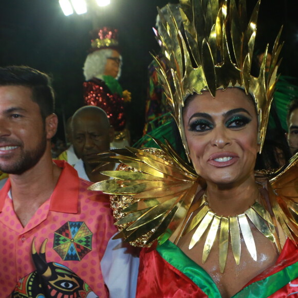 Juliana Paes teve de perto a companhia do marido, Carlos Eduardo Baptista, na concentração da Grande Rio