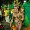 Juliana Paes, rainha de bateria da Grande Rio, representou o troféu abacaxi com sua fantasia