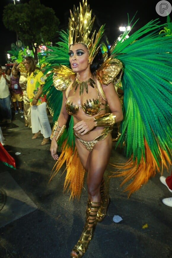 Juliana Paes, rainha de bateria da Grande Rio, representou o troféu abacaxi com sua fantasia
