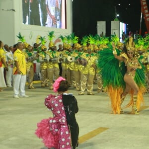Juliana Paes é filmada desfilando pela Grande Rio nesta segunda (11)