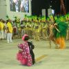 Juliana Paes mostra samba no pé ao cruzar a Sapucaí