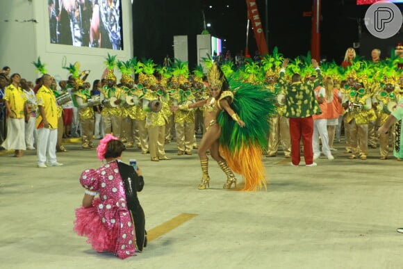 Juliana Paes mostra samba no pé ao cruzar a Sapucaí