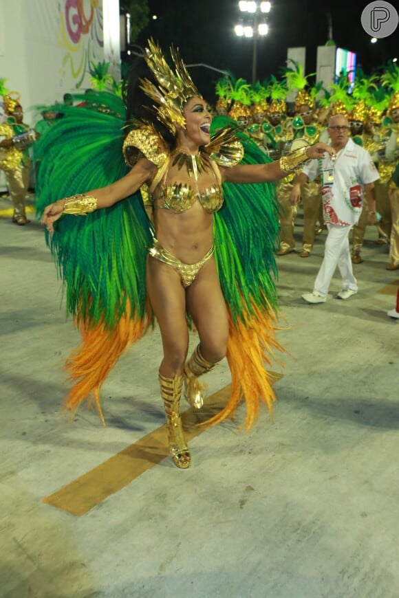 Juliana Paes se divertiu durante o desfile: 'Me perguntaram para quem eu daria o troféu abacaxi. Eu pensei em uma pessoa bem ruim, depois lembrei que eu era o troféu! Não, gente! Eu dou uma buzinada para essa pessoa'