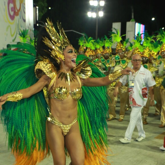 Juliana Paes se divertiu durante o desfile: 'Me perguntaram para quem eu daria o troféu abacaxi. Eu pensei em uma pessoa bem ruim, depois lembrei que eu era o troféu! Não, gente! Eu dou uma buzinada para essa pessoa'