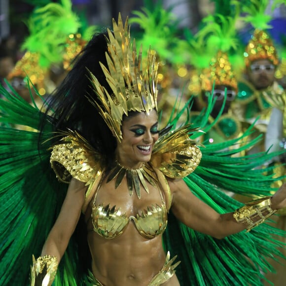 Juliana Paes, rainha de bateria da Grande Rio, sambou muito à frente dos ritmistas da escola: 'Estava com saudade'