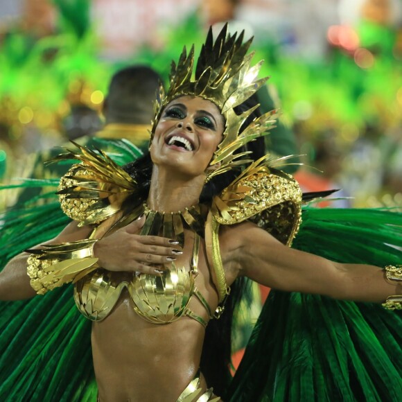 Juliana Paes voltou para a Sapucaí como rainha de bateria após dez anos longe do posto