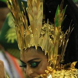 Juliana Paes se divertiu muito durante a evolução da Grande Rio e deu show de samba no pé