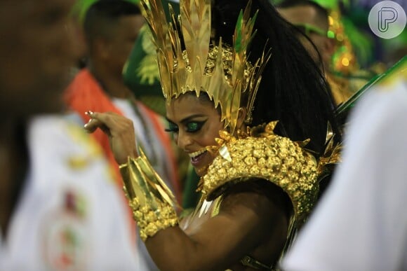 Juliana Paes se divertiu muito durante a evolução da Grande Rio e deu show de samba no pé