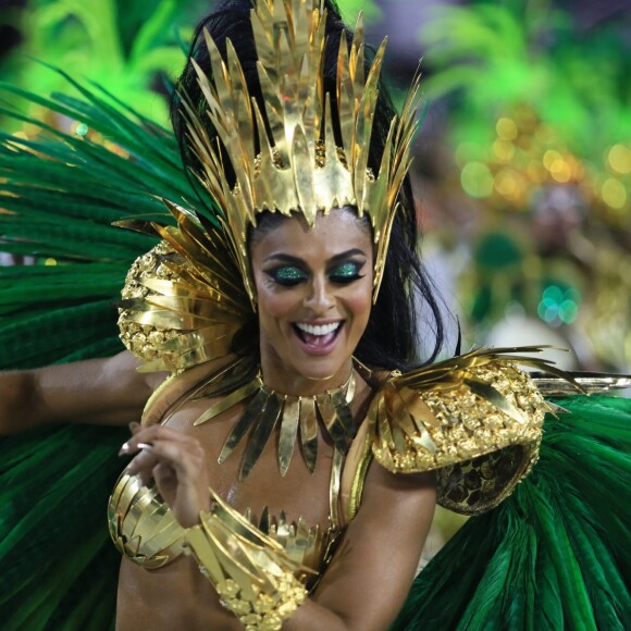 A atriz Juliana Paes comentou nos bastidores que acha cedo para afirmar se voltará ao posto de rainha de bateria em 2019