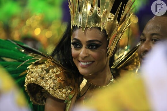 Juliana Paes desfilou como rainha de bateria da Grande Rio usando um aplique de 1 metro nos cabelos: 'É crina'