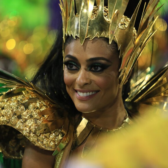 Juliana Paes desfilou como rainha de bateria da Grande Rio usando um aplique de 1 metro nos cabelos: 'É crina'