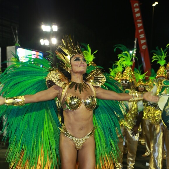 Juliana Paes momentos antes de evoluir na avenida demonstrou estar emocionada de voltar para a Sapucaí no Carnaval como rainha de bateria