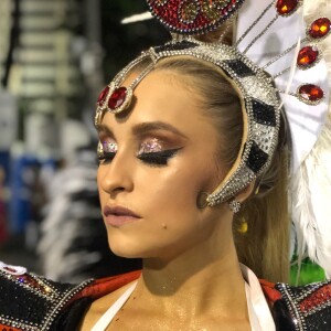 Musa da Grande Rio, Carla Diaz usou uma maquiagem com tons de nude