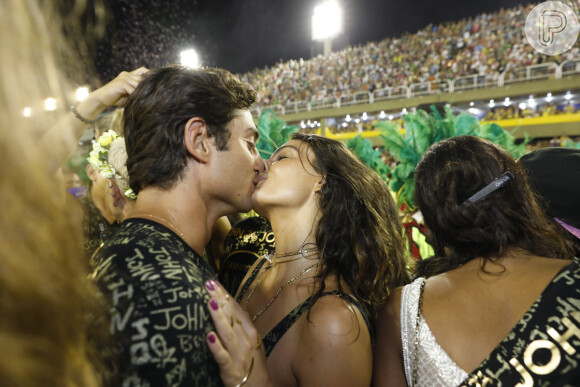 Isis Valverde e André Resende trocaram beijos no Camarote N1