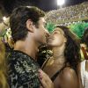 Isis Valverde trocou beijos com o namorado, André Resende, no Camarote N1 neste domingo, 11 de fevereiro de 2018