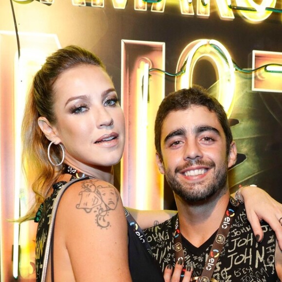 Luana Piovani posa com o marido, Pedro Scooby, em camarote no Rio de Janeiro