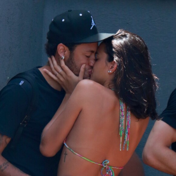 Bruna Marquezine e Neymar assumiram o relacionamento no Revéillon 2018 de Fernando de Noronha, em Pernambuco