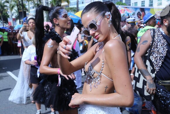 Bruna Marquezine chamou atenção no desfile do Bloco da Favorita, no Rio de Janeiro, no último sábado, (10), ao usar ear cuffs com as iniciais 'B' e 'N' em homenagem ao namorado