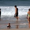Marcelo Serradovai à praia com os filhos gêmeos, Felipe e Guilherme, e mulher