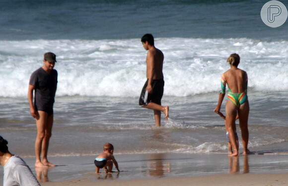 Marcelo Serradovai à praia com os filhos gêmeos, Felipe e Guilherme, e mulher