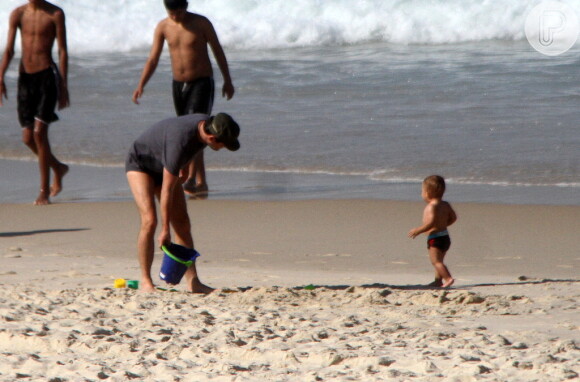 Marcelo Serrado aproveitou este segunda-feira (9) na praia em companhia com a família