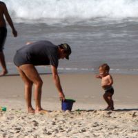 Marcelo Serrado vai à praia com os filhos gêmeos, Felipe e Guilherme, e a mulher