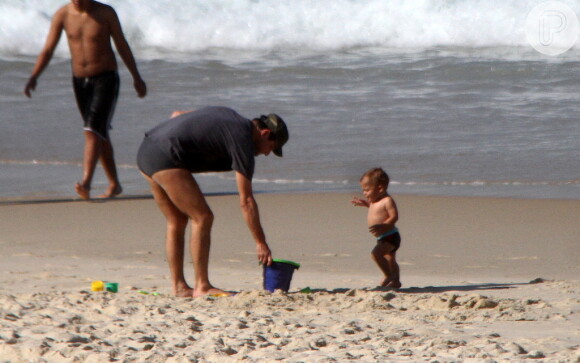 Marcelo Serrado curte fim de tarde na praia com os filhos gêmeos e mulher 9 de junho de 2014
 