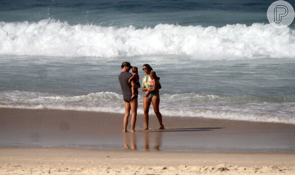 Marcelo Serrado curte fim de tarde na praia com os filhos gêmeos e mulher