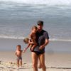 Marcelo Serrado curte fim de tarde na praia com os filhos gêmeos e mulher