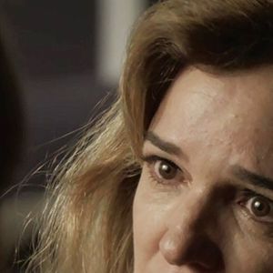 Na novela 'O Outro Lado do Paraíso', Lorena (Sandra Corveloni) não acreditará em Laura (Bella Piero). 'Retire a denúncia contra seu padrasto'