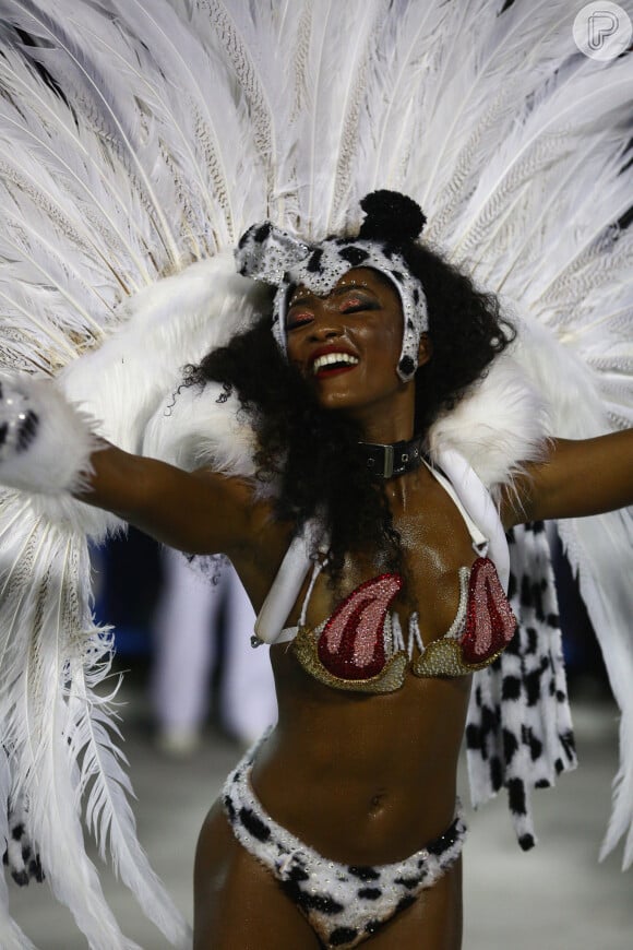 Erika Januza, sucesso na novela 'O outro lado do Paraíso', foi outra famosa a brilhar no desfile da Grande Rio no Carnaval carioca