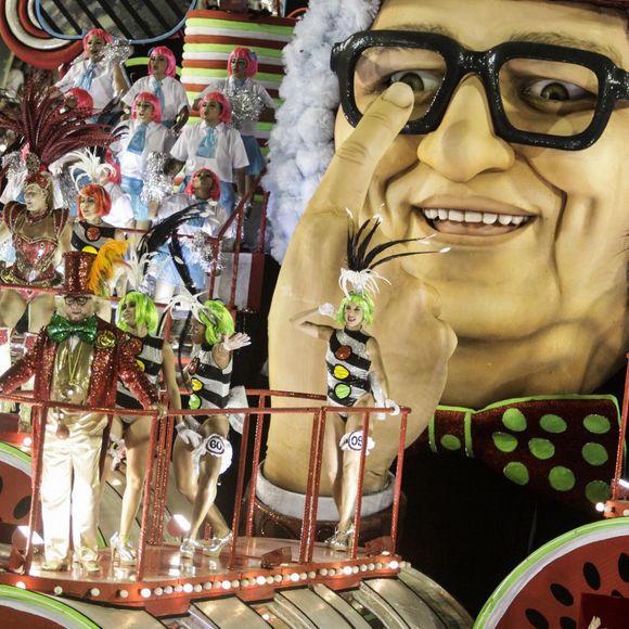 Stepan Nercessian afirmou ter pegado leve em sua preparação para o desfile da Grande Rio. 'Você sabe que o Chacrinha tinha um problema sério que era uma dor de barriga que não acabava nunca, né. Então toda vez que eu incorporo ele a dor de barriga vem junto', explicou