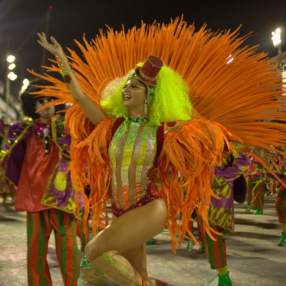 Julianne Trevisol se inspirou em Elke Maravilha no desfile da Grande Rio