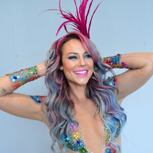 Paolla Oliveira usou maquiagem e cabelos coloridos para curitir o Bloco da Favorita, de São Paulo