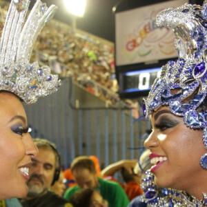 Sheron Menezzes e Bianca Monteiro se encontraram na concentração do desfile da Portela