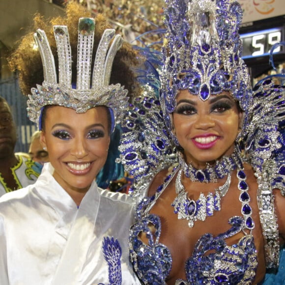 Sheron Menezzes e Bianca Monteiro posaram juntas antes do desfile da Portela