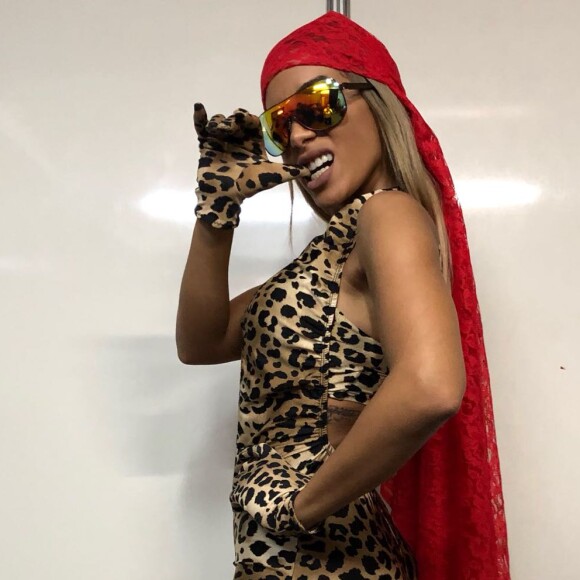 Anitta está reeditando figurinos de seus clipes preferidos durante os shows de Carnaval