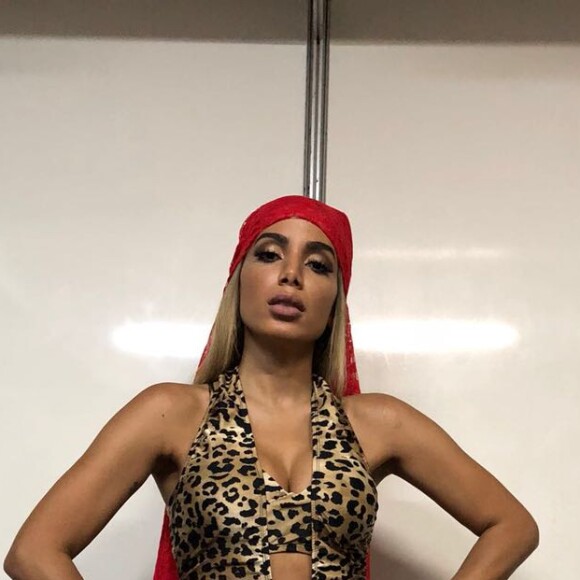 Com macacão e luva com estampas de onça, Anitta fez referência ao clipe gravado na Amazônia com o DJ sueco Alesso