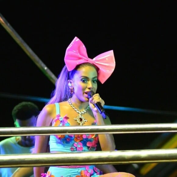 Anitta cantou com um figurino inspirado em 'Essa Mina É Louca' na Bahia