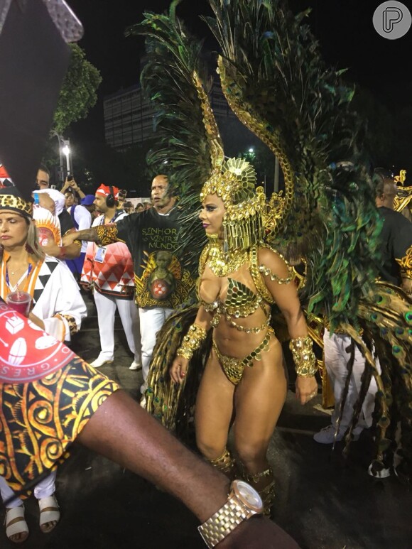 Viviane Araújo, rainha do Salgueiro, admite frio na barriga antes de desfile: 'Sempre dá!'