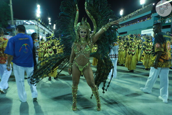 Viviane Araújo veio representando uma rainha faraó à frente da bateria do Salgueiro na madrugada desta terça-feira, dia 13 de fevereiro de 2018