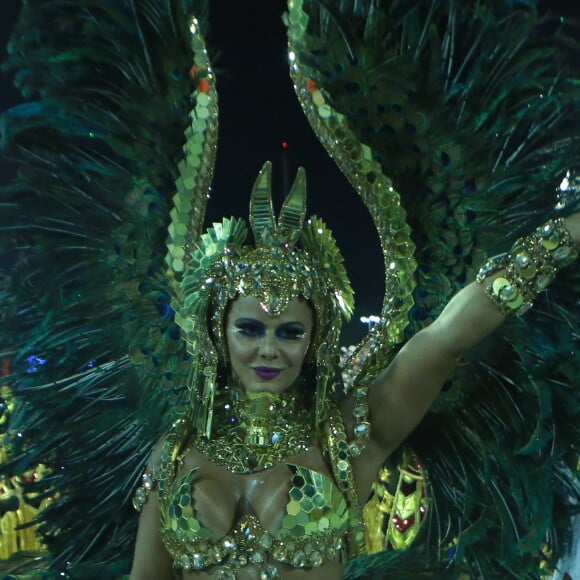 Viviane Araújo veio representando uma rainha faraó à frente da bateria do Salgueiro na madrugada desta terça-feira, dia 13 de fevereiro de 2018