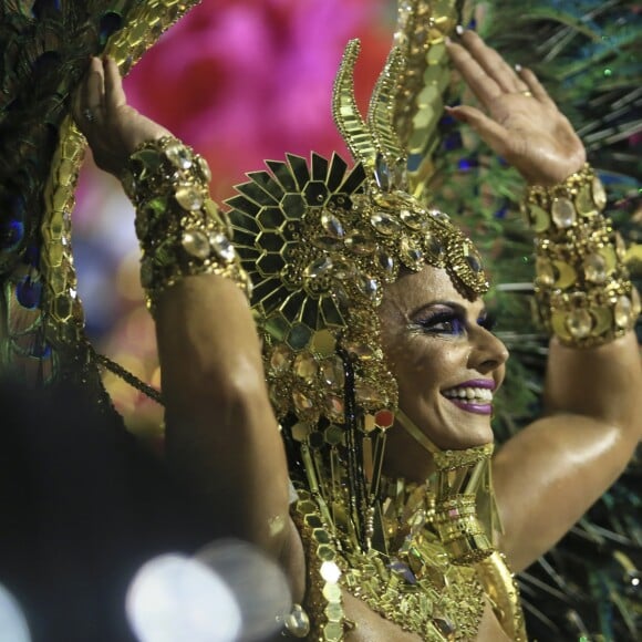 Viviane Araujo, rainha de bateria do Salgueiro, exaltou a força da mulher durante o desfile: 'Muito feliz com a minha fantasia'