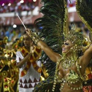 Rainha faraó no desfile do Salgueiro de 2018, Viviane Araujo levantou o público durante sua passagem pela Marquês de Sapucaí