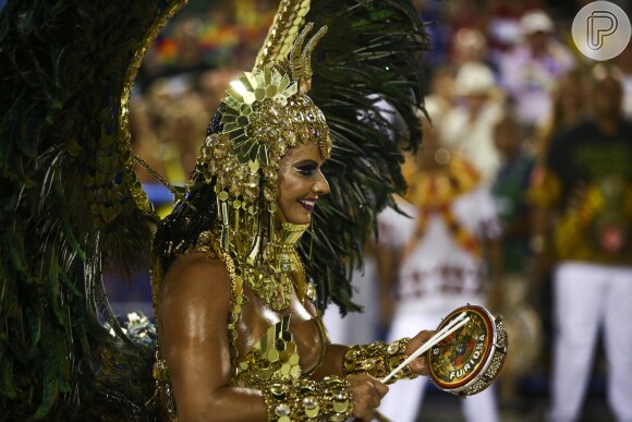 Viviane Araujo, como de costume, tocou tamborim ao lado dos ritmistas durante o desfile do Salgueiro