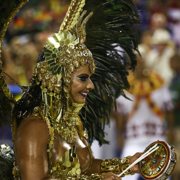 Viviane Araujo, como de costume, tocou tamborim ao lado dos ritmistas durante o desfile do Salgueiro
